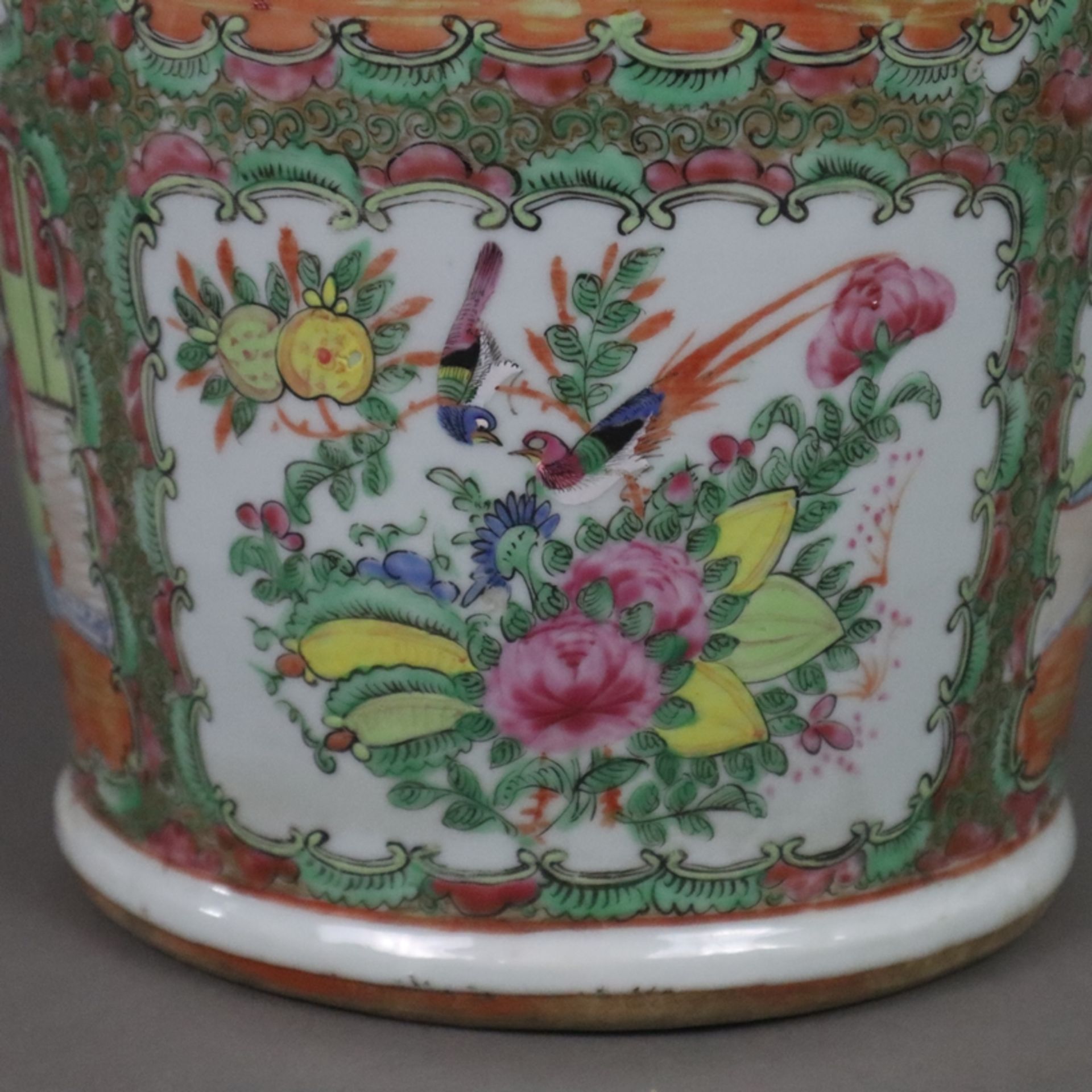 Famille rose- Vase im Kanton-Stil - China, ausgehende Qing-Dynastie, robuster Balusterkorpus, am Ha - Image 6 of 14