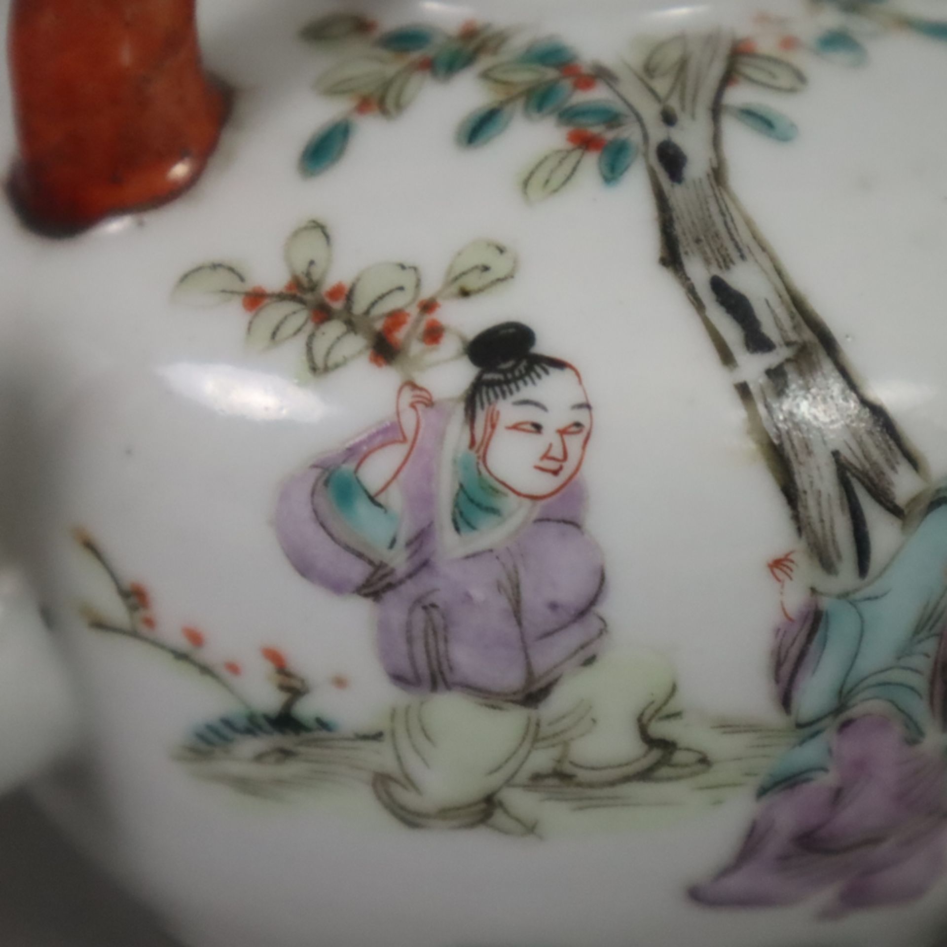 Teekännchen - China, Porzellan, gedrückte Kugelwandung mit Zentralhenkel, umlaufender Dekor in den  - Bild 7 aus 11