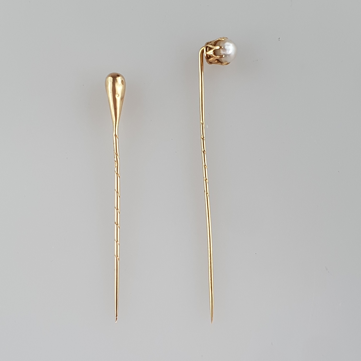 Zwei Krawattennadeln - 18Kt-Gelbgold, 1x Perlenbesatz, L.ca.5,8 bzw. 6,5cm, Gesamtgewicht ca. 2,6 g - Image 4 of 4