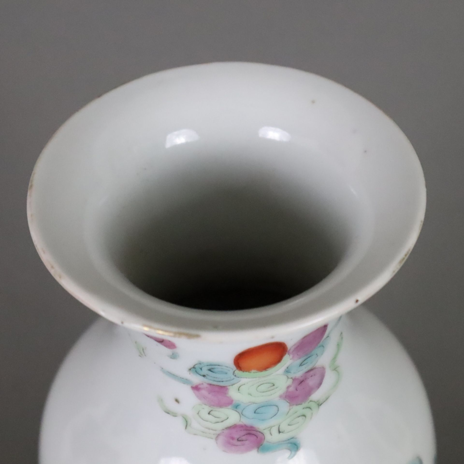 Balustervase - Porzellan, China, späte Qing-Dynastie, auf der leicht gebauchten Balusterwandung meh - Bild 2 aus 11