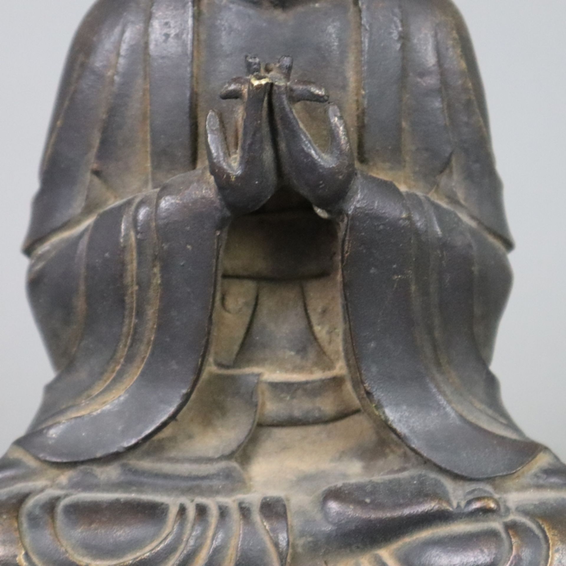 Buddhafigur - China, Bronzelegierung braun patiniert, in Meditationspose auf hohem Lotossockel sitz - Bild 4 aus 9
