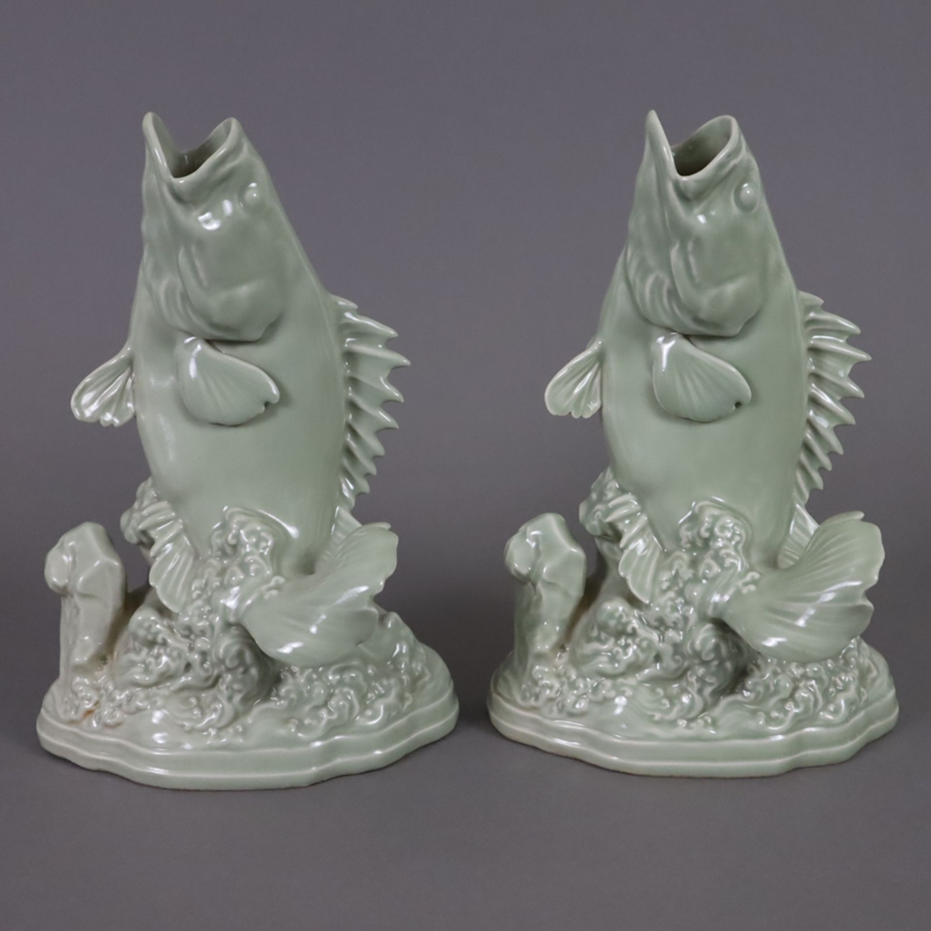 Ein Paar Buchstützen - China, Porzellan mit seladongrüner Glasur, vollrund gestaltet in Form eines 