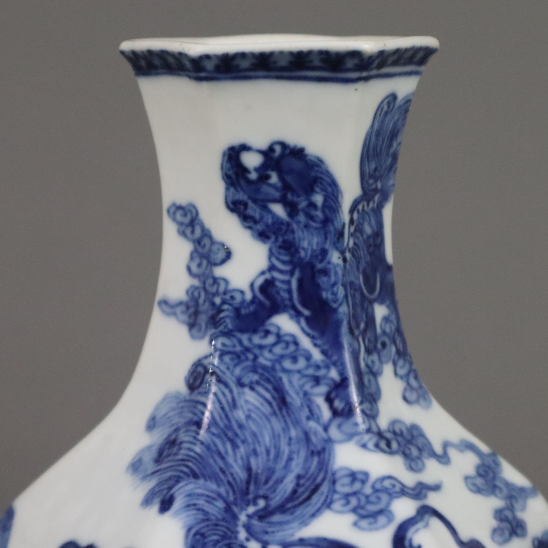 Blau-weiße Vase - Porzellan, gebauchte Balusterform 6-fach gekantet, umlaufend fein gemalter unterg - Bild 3 aus 8