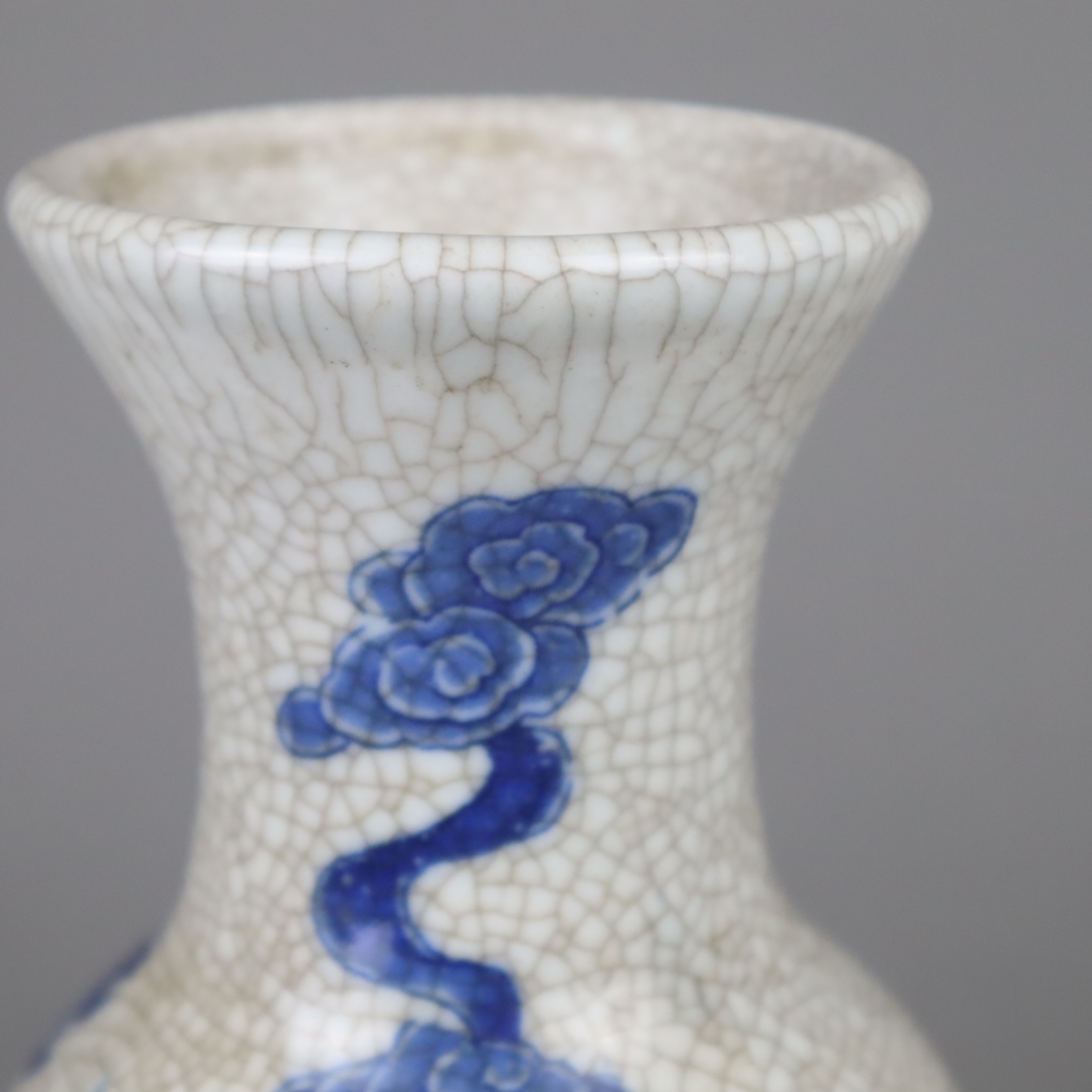 Balustervase - China, gräuliche „Guan“-Glasur mit ausgeprägtem Craquelé, schauseitig fünfklauiger D - Image 3 of 6