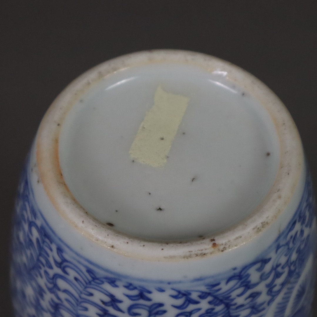 Blau-weiße Balustervase - China, ausgehende Qing-Dynastie, spätes 19. Jh., sog. „Hochzeitsvase“, au - Image 7 of 7