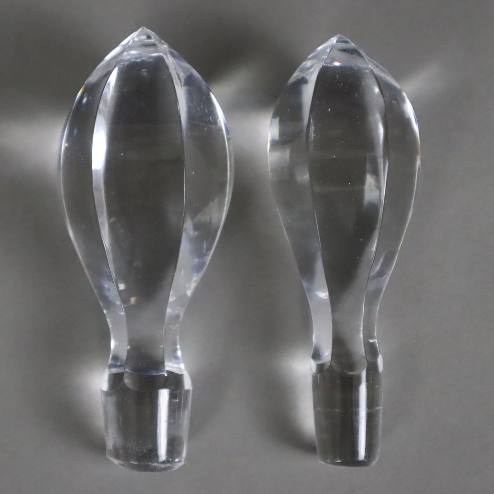 Zwei Glaskaraffen mit Silbermontierung und Flaschenanhängern - farbloses Kristallglas, Wandung face - Image 3 of 8