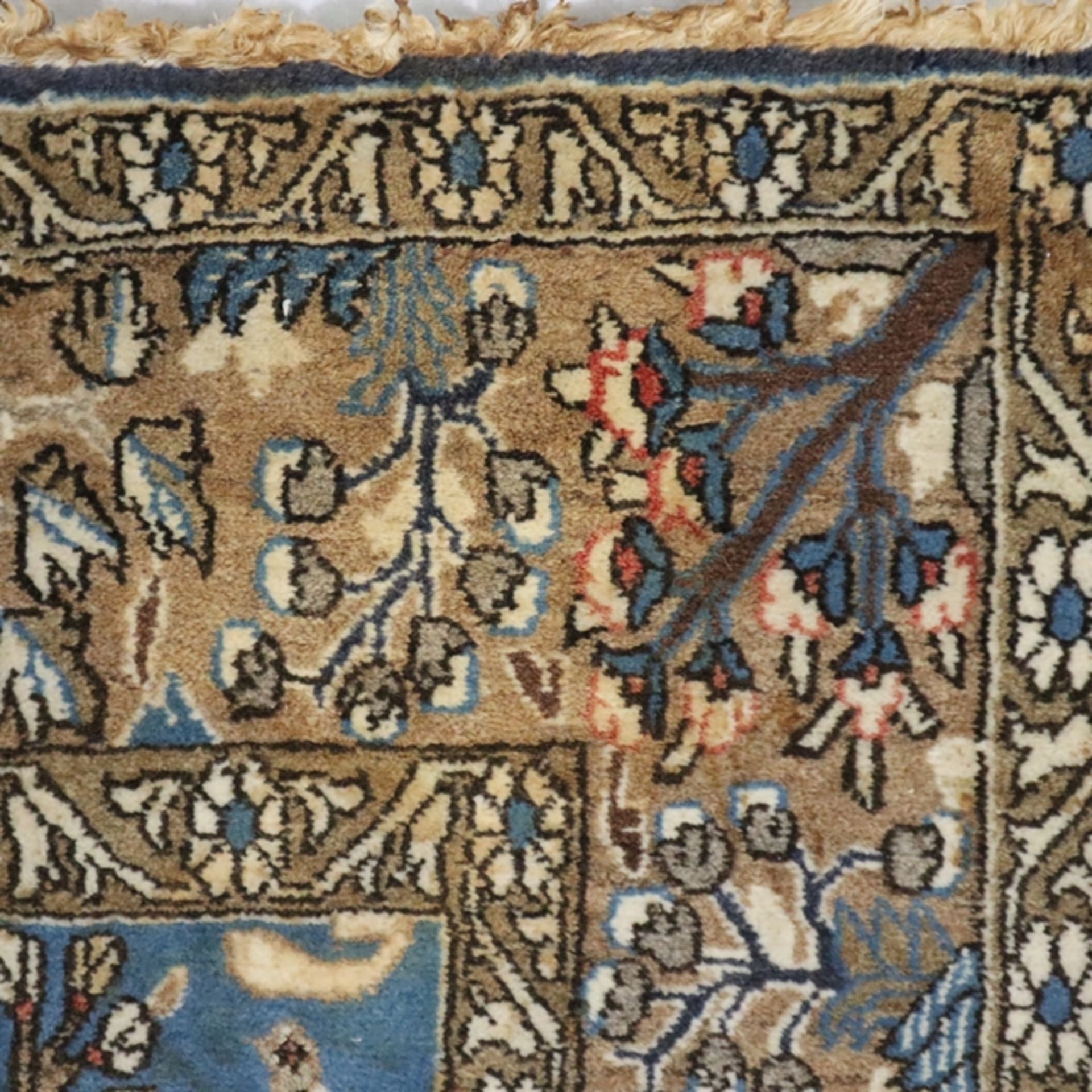 Bildteppich - 20. Jh., Wolle, signiert, Darstellung wilder Tiere und Pflanzen, zentrales Medaillon  - Bild 9 aus 10