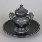 Historismus-Tintenfass - 19.Jh., Bronze, schwarz und grün patiniert, Porzellaneinsatz, auf rundem f