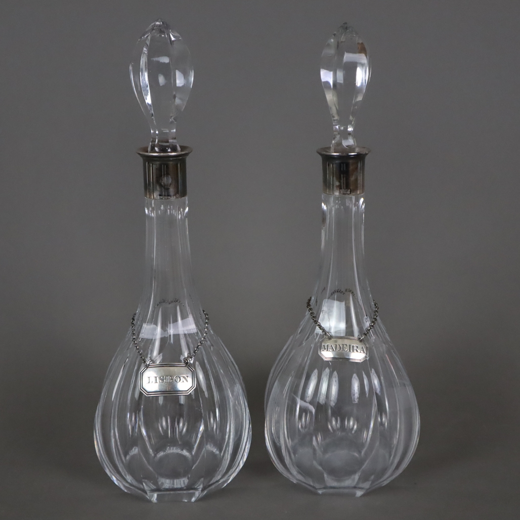 Zwei Glaskaraffen mit Silbermontierung und Flaschenanhängern - farbloses Kristallglas, Wandung face