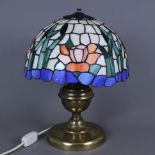 Tischlampe im Tiffany-Stil - balusterförmiger Metallfuß, gewölbter Schirm aus farbigem Glas mit Ble