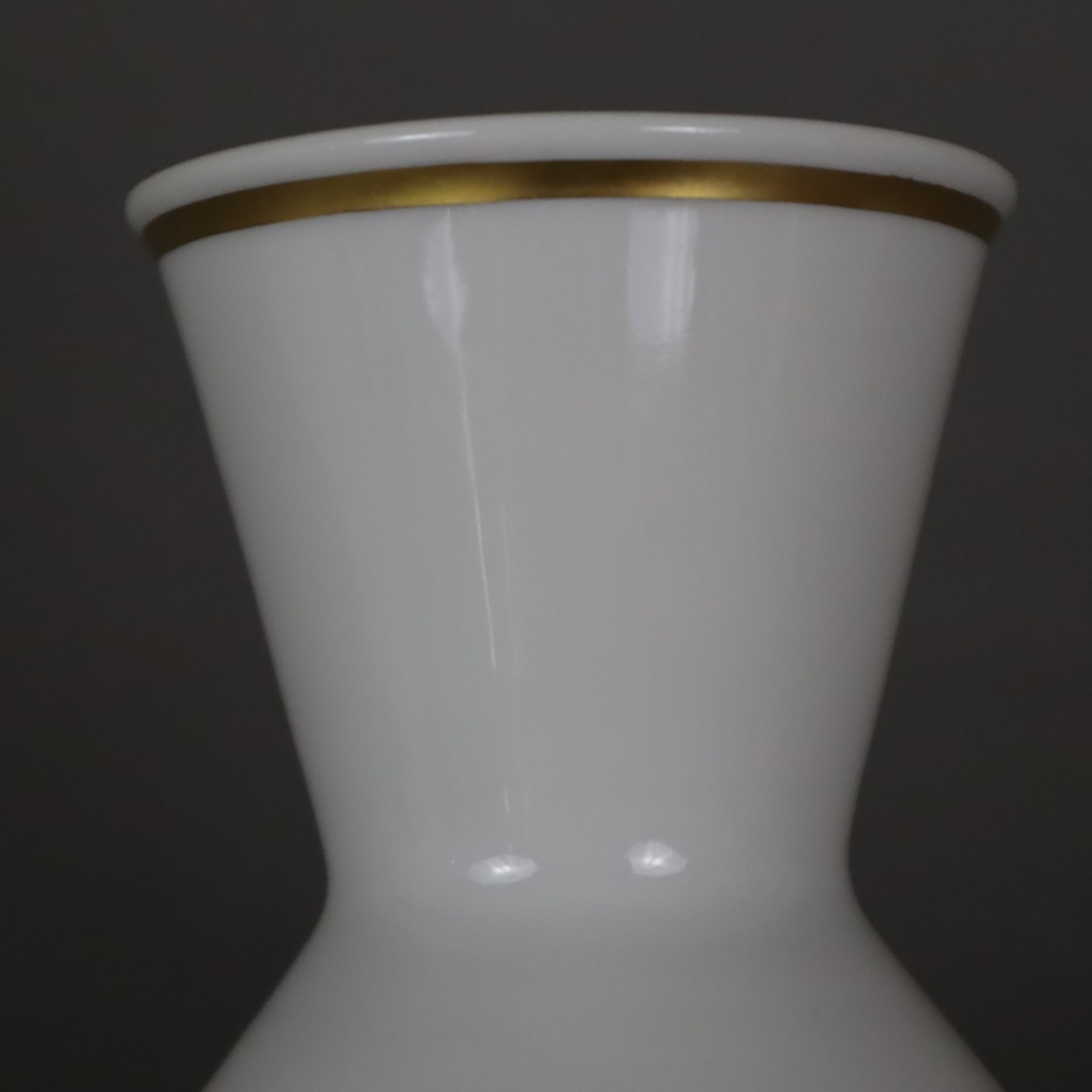 Vase / Lampenfuß - Meissen, 20.Jh., Porzellan, unterglasurblauer Blumendekor, Goldstaffage, gebauch - Bild 2 aus 6