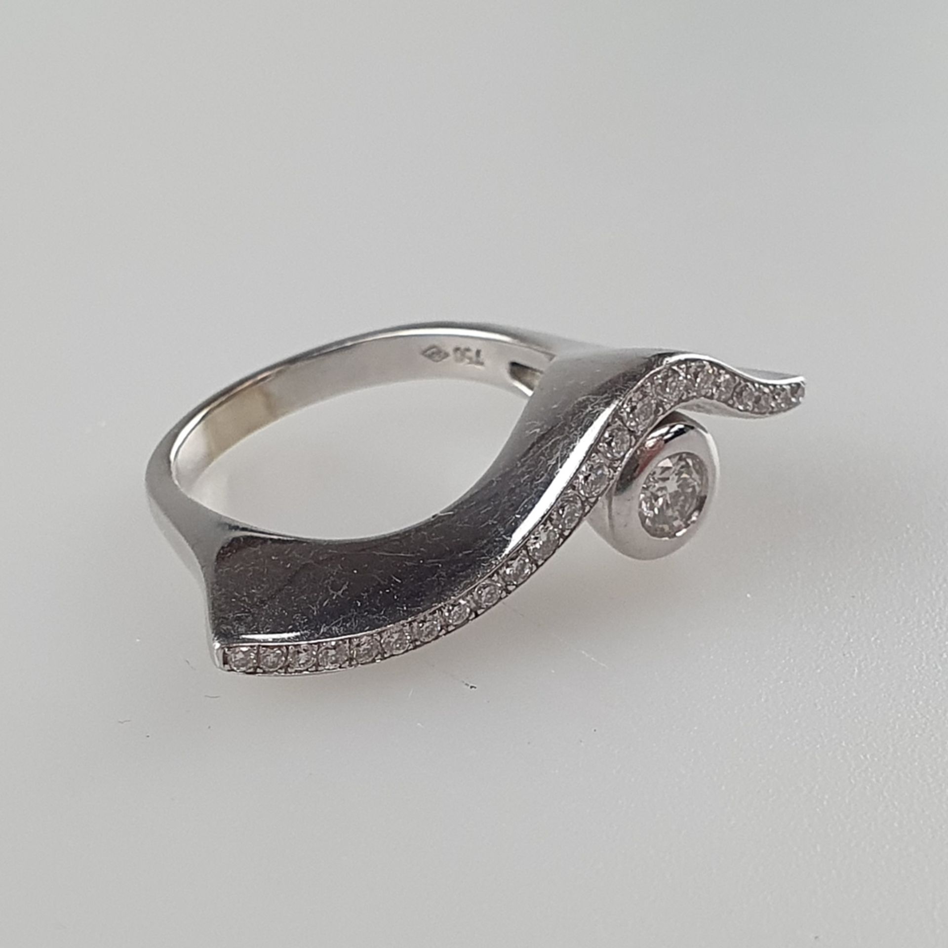 Extravaganter Ring im Art-Déco-Stil - Silber, ausgefasst mit 1 Diamant im Brillantschliff von ca. 0 - Bild 2 aus 7