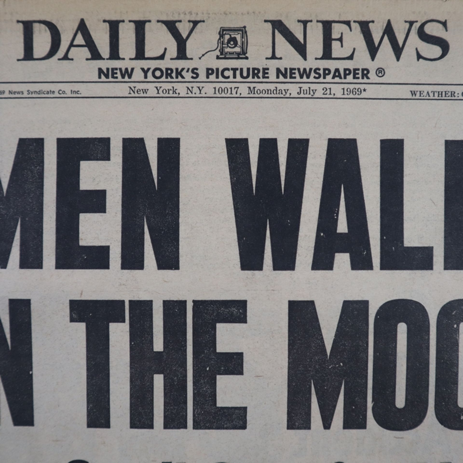 Original-Zeitung DAILY NEWS - N.Y. July 21, 1969 (21.Juli 1969), mit Bericht zur Apollo 11-Mondland - Bild 2 aus 16