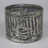 Mamluk-Runddose - Ägypten bzw. Syrien, umlaufend arabische Kalligraphie, Kupferlegierung, verzinnt,