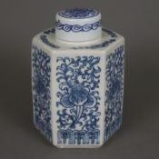 Blau-weiße Teedose - China, hexagonale Form, Porzellan mit unterglasurblauer floraler Malerei, Stül