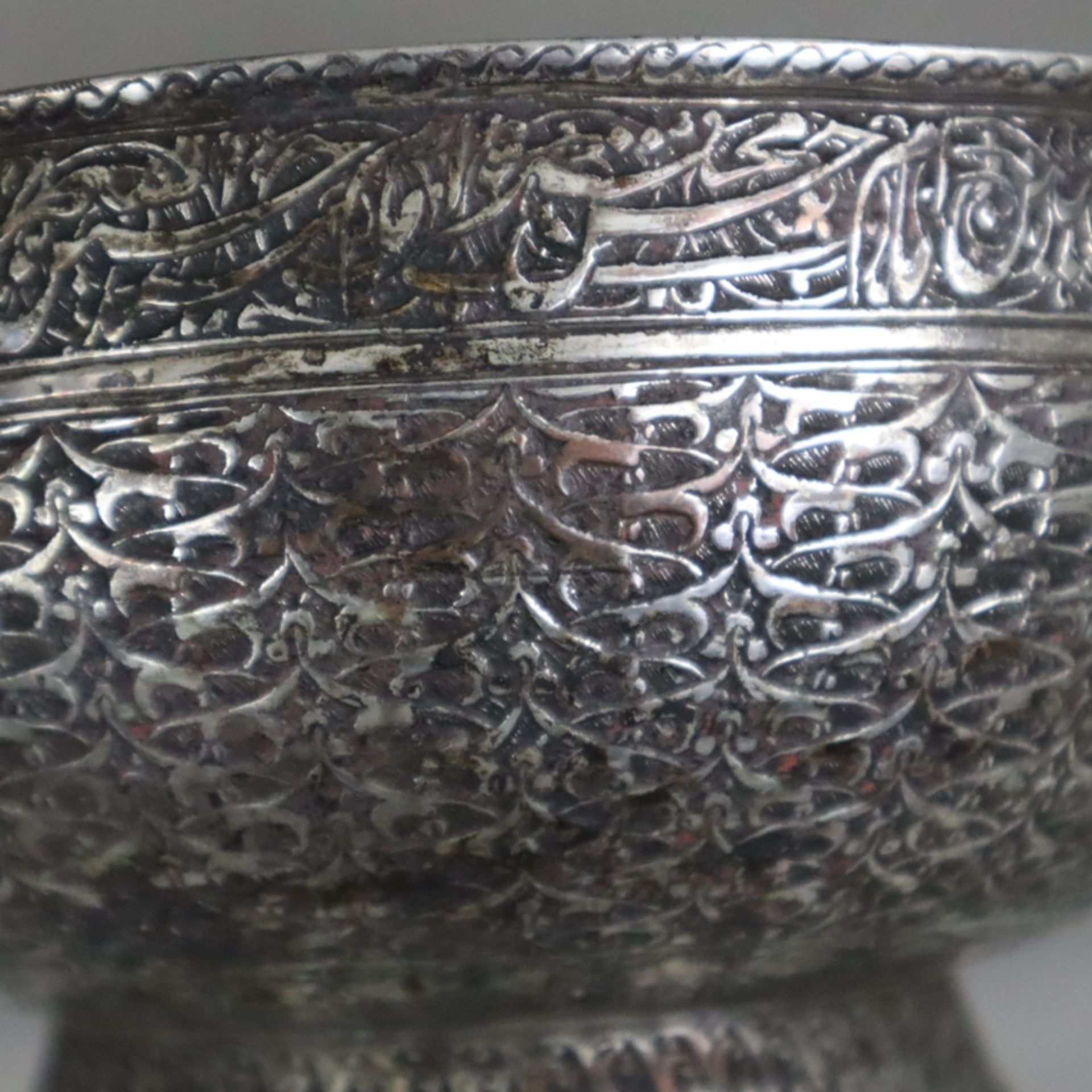 Reich verzierte Schale - Persien, späte Safawiden-Zeit, Kupferlegierung, verzinnt, eventuell versil - Bild 4 aus 9