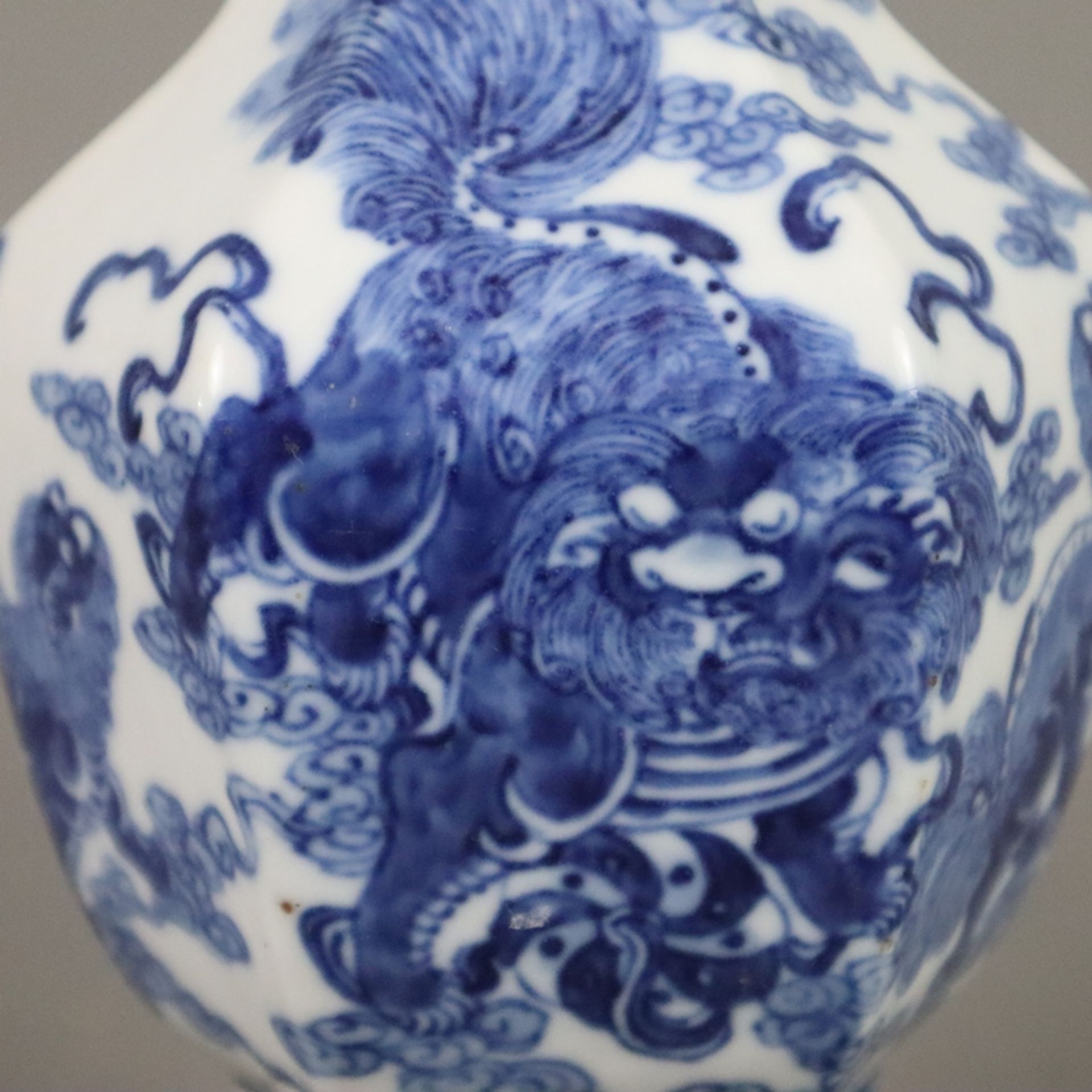 Blau-weiße Vase - Porzellan, gebauchte Balusterform 6-fach gekantet, umlaufend fein gemalter unterg - Bild 4 aus 8