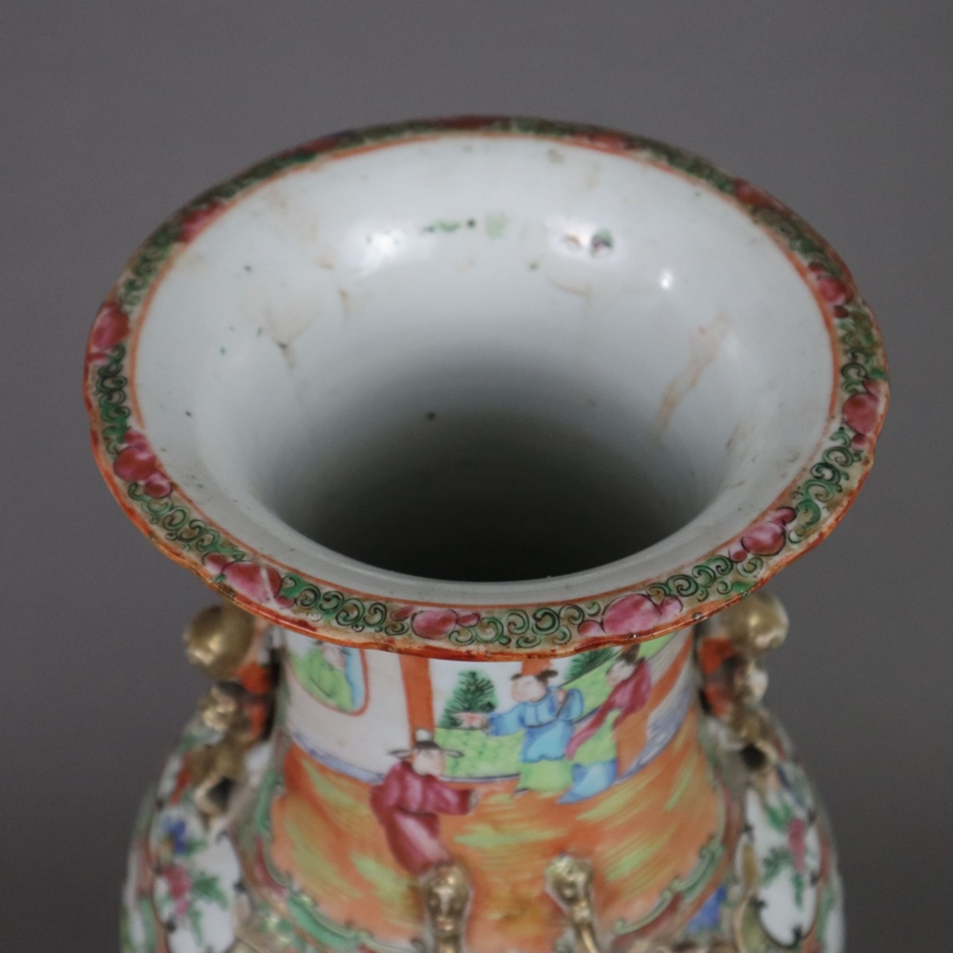 Famille rose- Vase im Kanton-Stil - China, ausgehende Qing-Dynastie, robuster Balusterkorpus, am Ha - Image 14 of 14