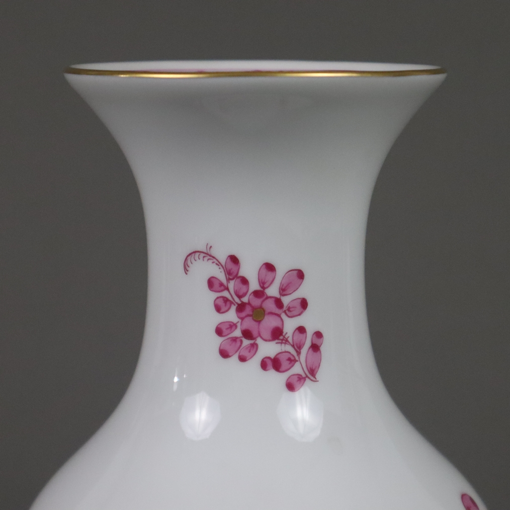 Vase - Meissen, 20. Jh., Indische Malerei in Purpur, Goldakzente, Porzellan, Form "Neuer Ausschnitt - Image 3 of 7