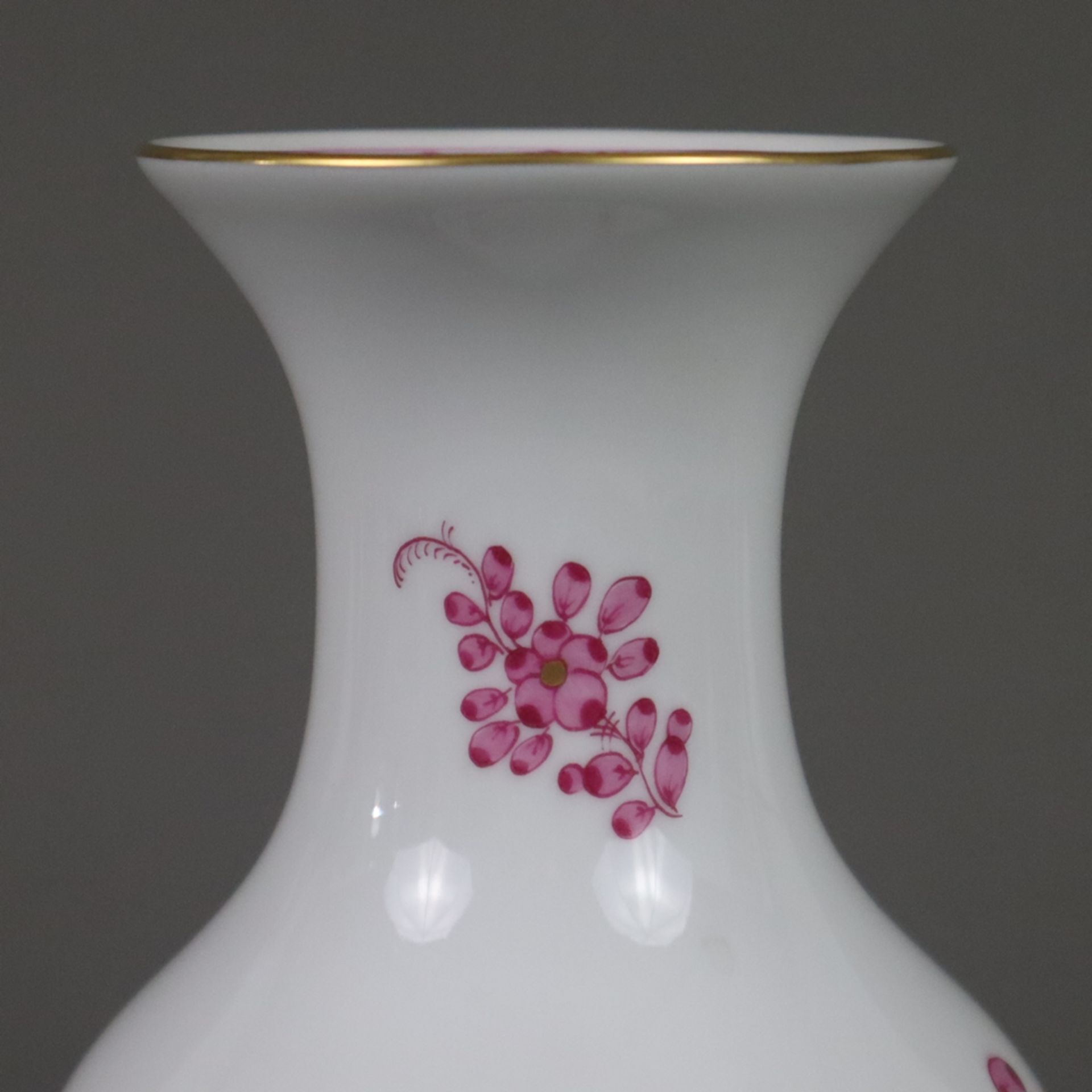 Vase - Meissen, 20. Jh., Indische Malerei in Purpur, Goldakzente, Porzellan, Form "Neuer Ausschnitt - Bild 3 aus 7