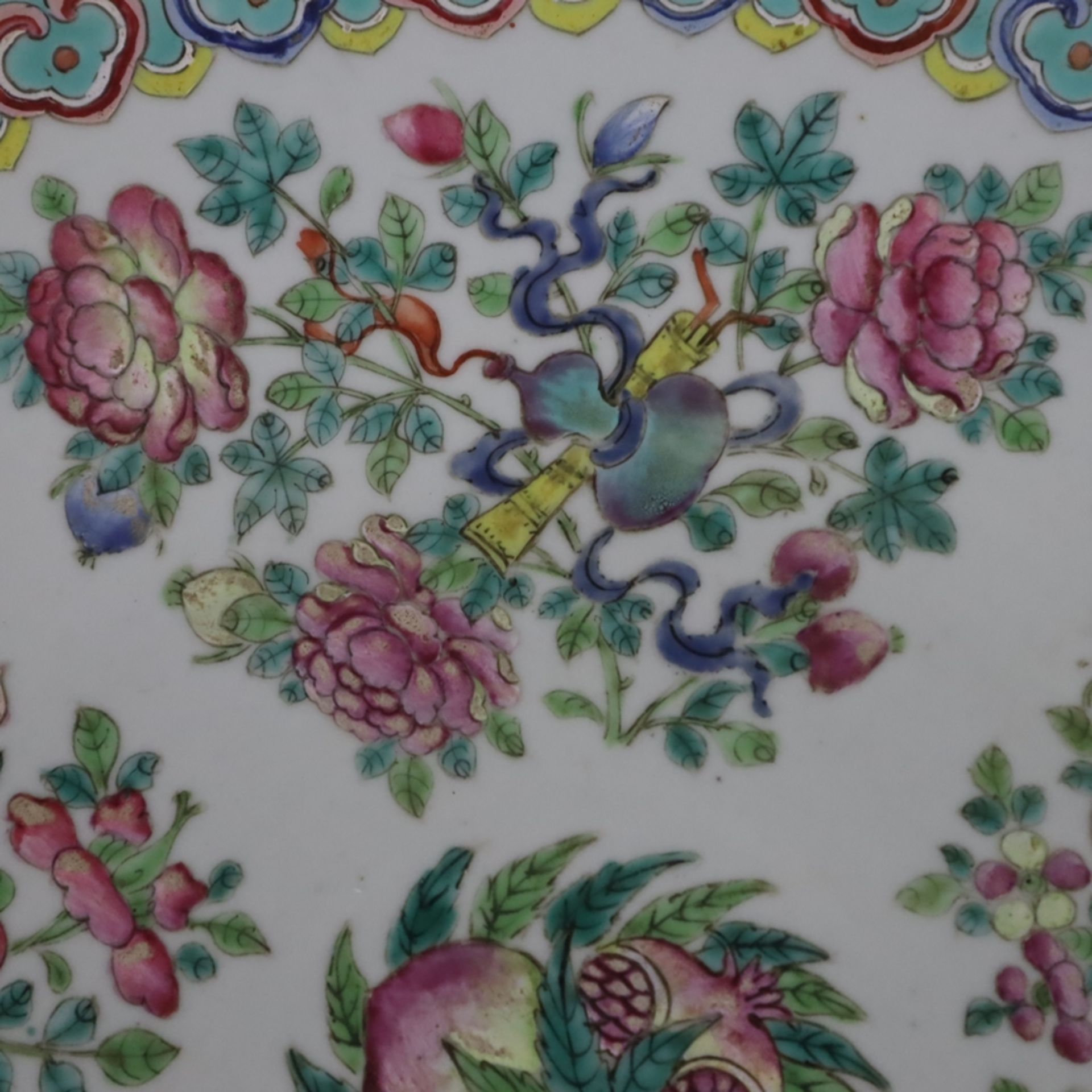 Große Porzellanplatte - China, Qing-Dynastie, runde leicht gemuldete Platte mit feiner Emailmalerei - Bild 5 aus 9