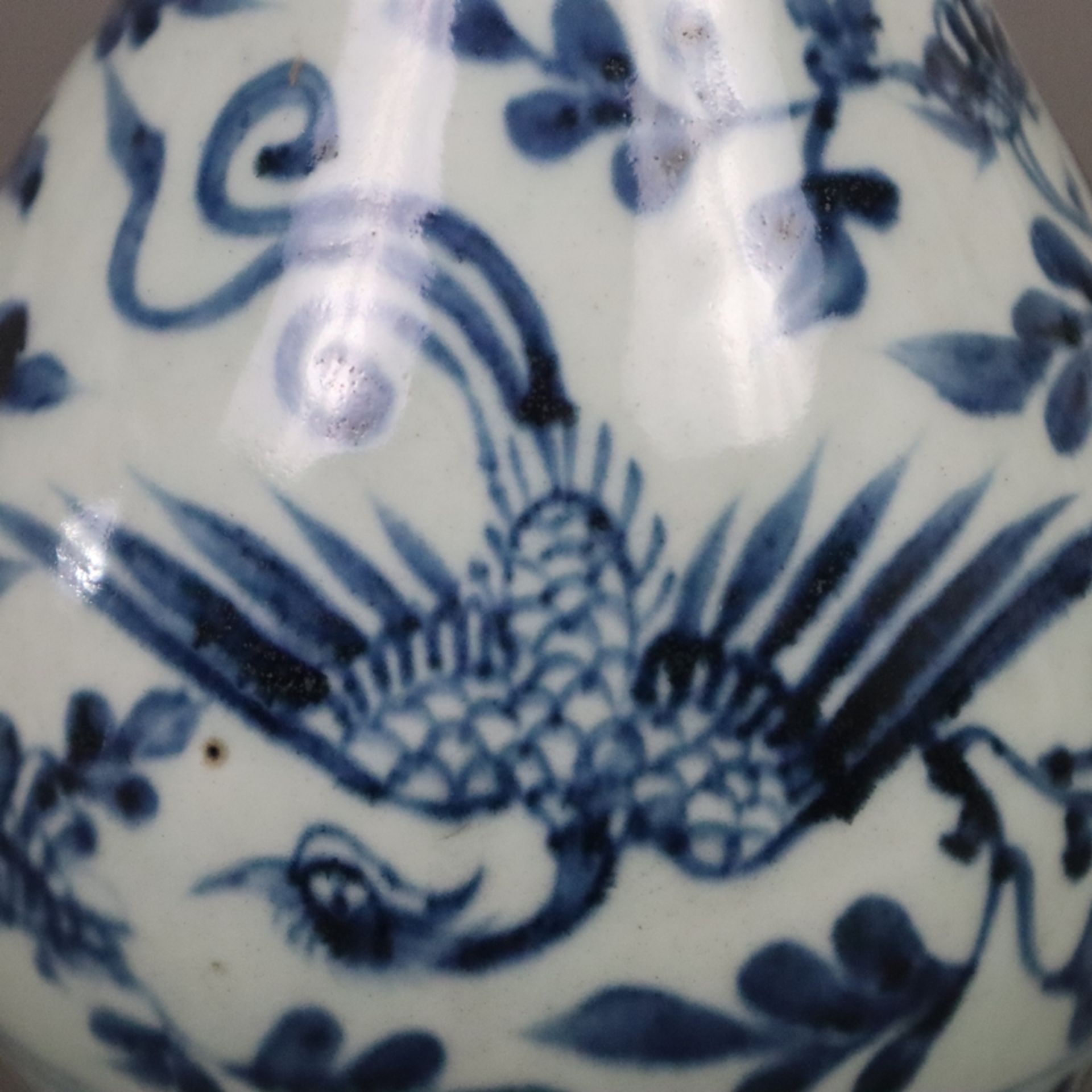 Blau-Weiß Flaschenvase - China, Qing-Dynastie, umlaufend unterglasurblauer Dekor mit Phönix-Motiven - Bild 7 aus 10