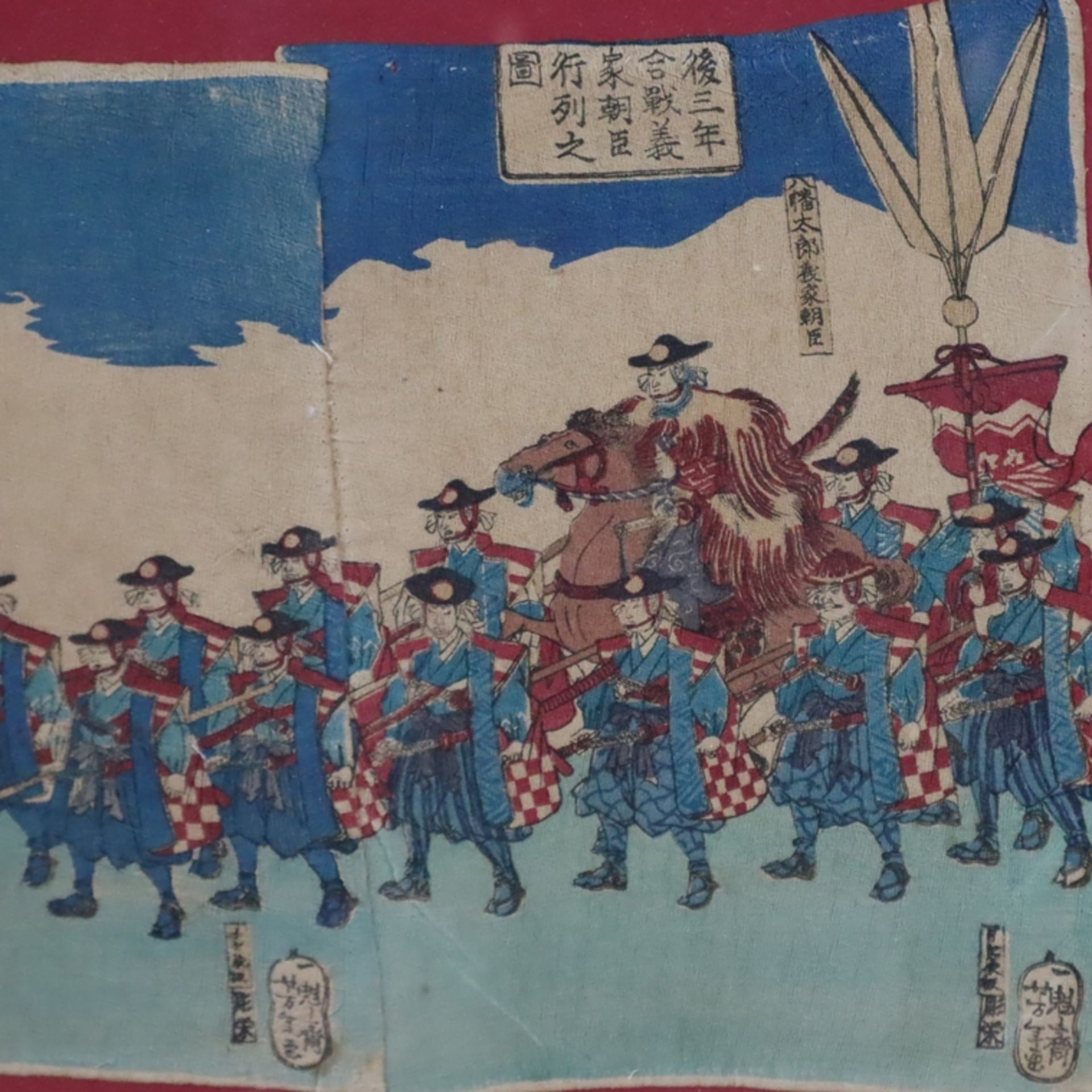 Japanischer Farbholzschnitt-Triptychon -19.Jh.- Marschierende Soldaten mit Standarten und Feldherrn - Bild 4 aus 5