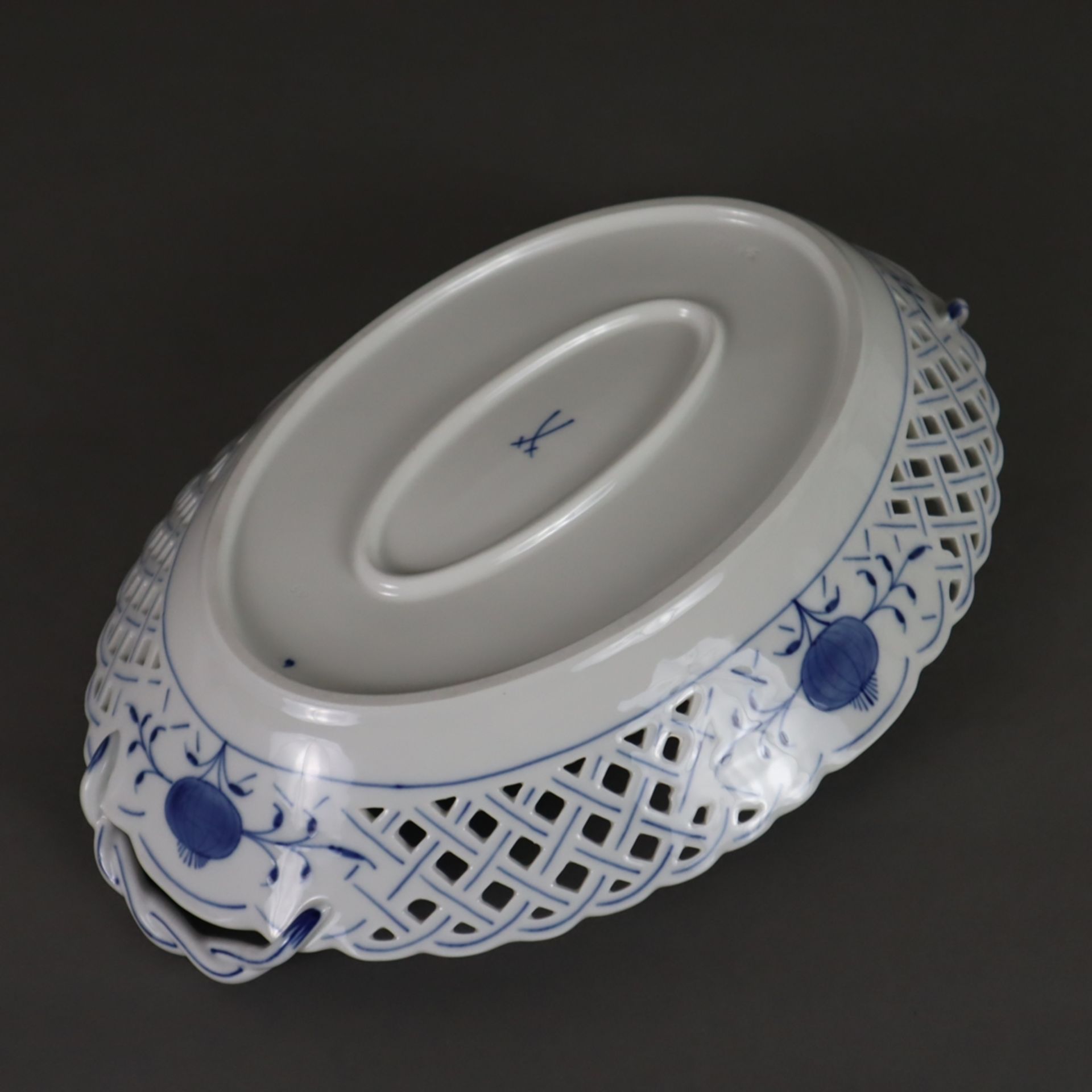 Brotkorbschale - Meissen, Porzellan, unterglasurblaues Zwiebelmuster, ovale Form mit durchbrochen g - Bild 7 aus 8