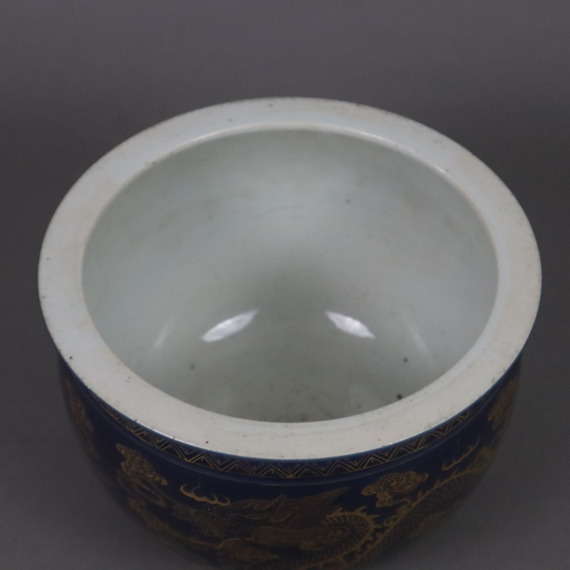 Cachepot - China, bauchiger Korpus, leicht ausgestellter, glatter Rand, außen kobaltblaue Glasur mi - Bild 2 aus 7