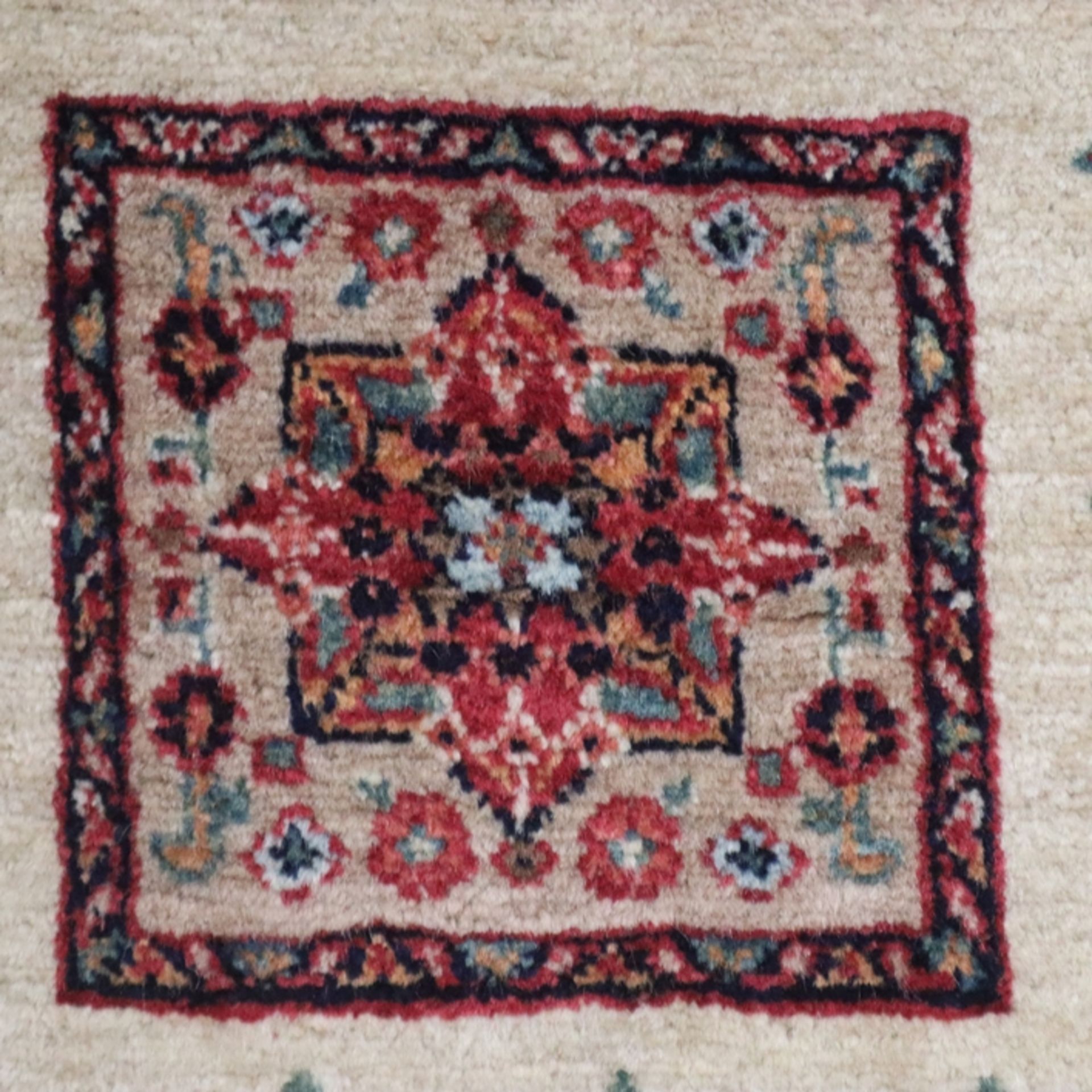Orientteppich - Iran, Wolle, 12 Felder mit Tier- und Pflanzenmotiven, beigegrundig, florale Borte,  - Bild 3 aus 10
