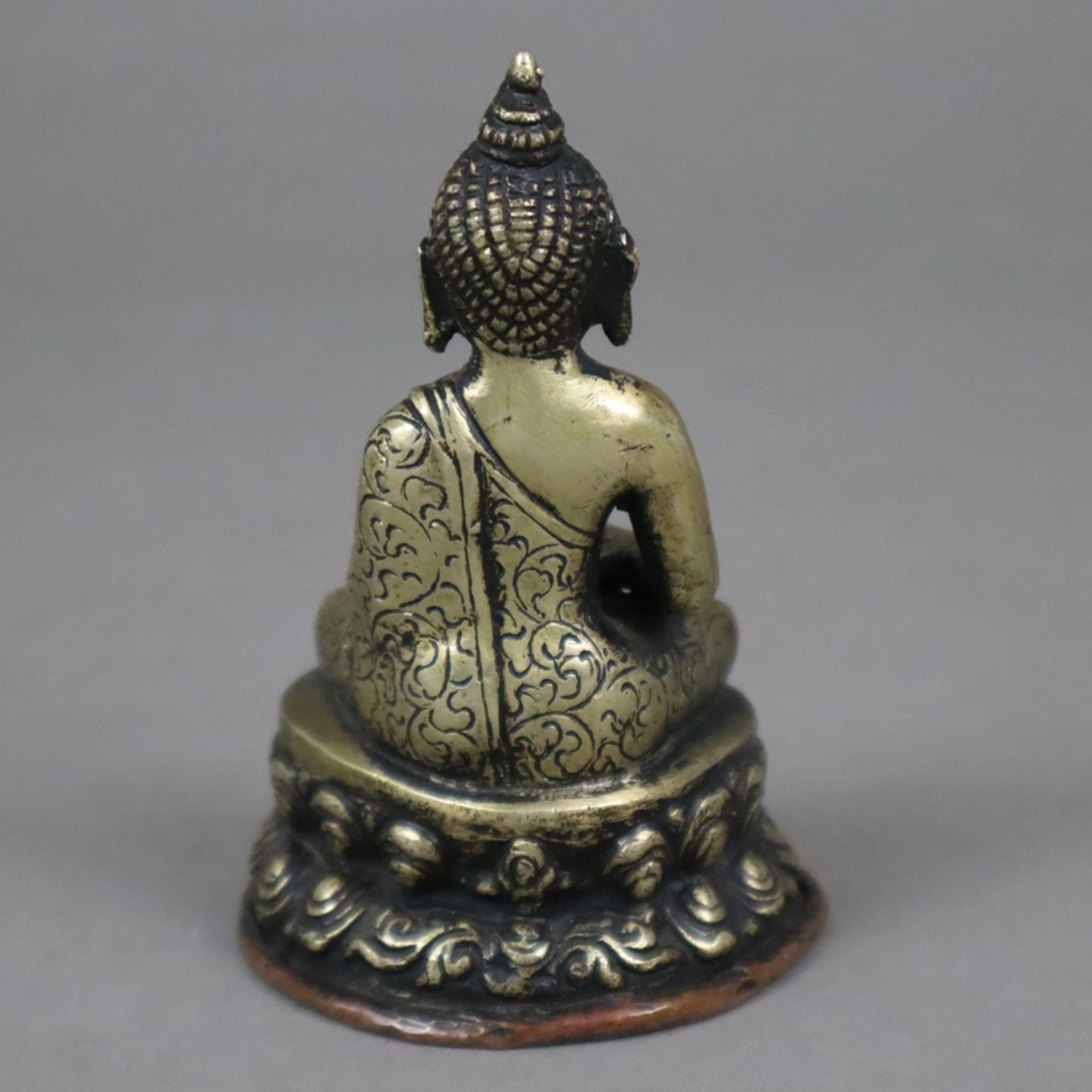 Kleinfigur des Buddha Shakyamuni - Tibet/Nepal, Gelbbronze, in dhyana-asana auf doppeltem Lotosthro - Image 6 of 7