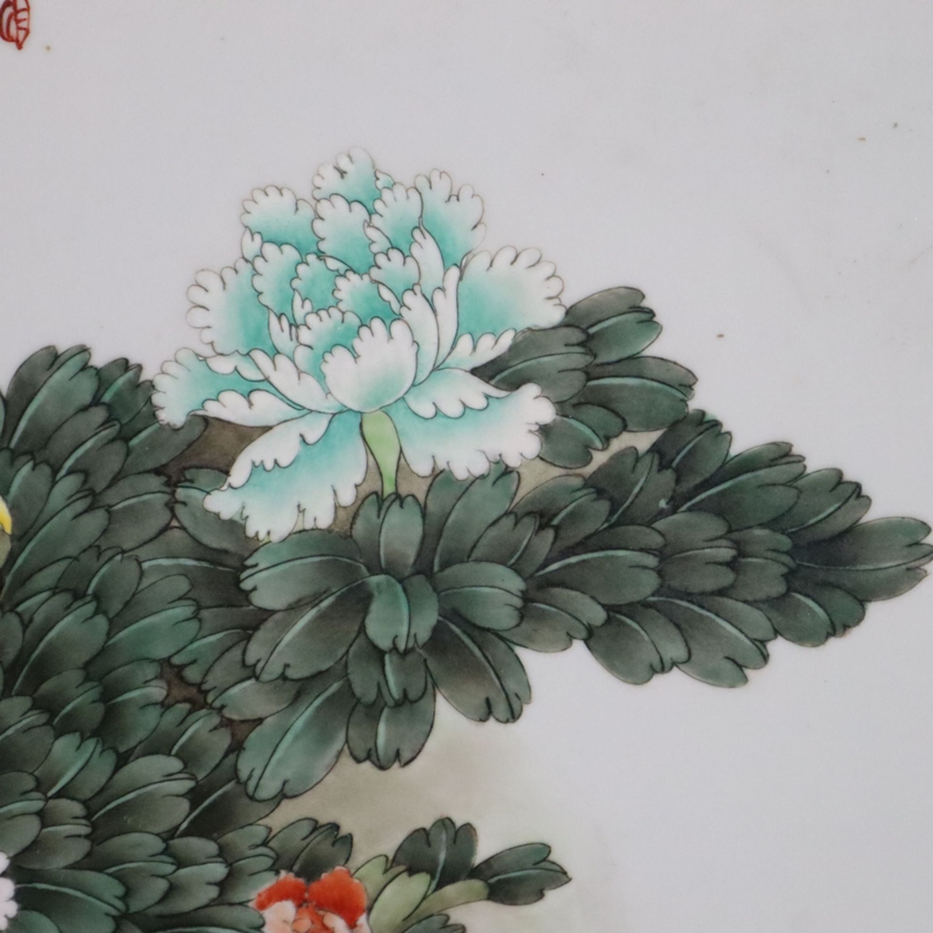 Großes schweres Porzellanbild - China, 20.Jh., Maße: 111,5 x 56,5 cm, Darstellung eines blühenden P - Bild 6 aus 6
