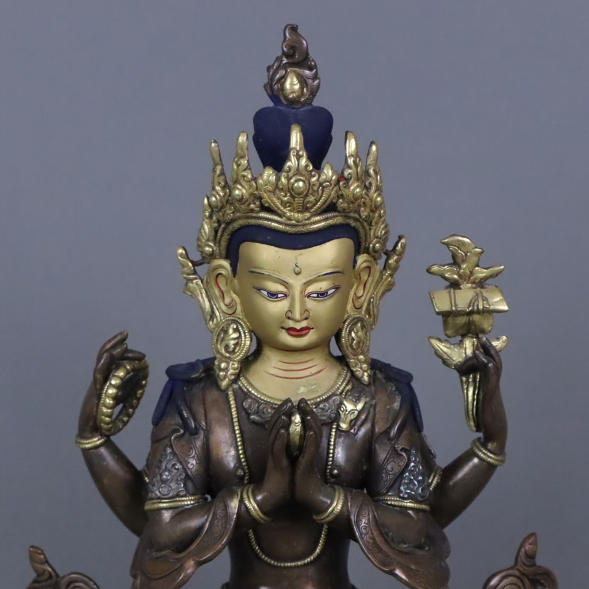 Shadakshari Avalokiteshvara - Tibet, zweiteilige Kupferbronze, teils kultisch bemalt und (kalt)verg - Image 2 of 10