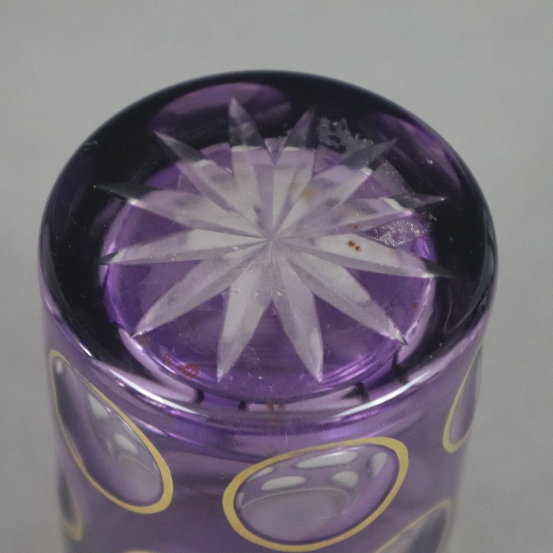 Glasbecher - Böhmen Anfang 20. Jh., farbloses Glas, violettfarben überfangen, zylindrische Wandung - Image 4 of 4