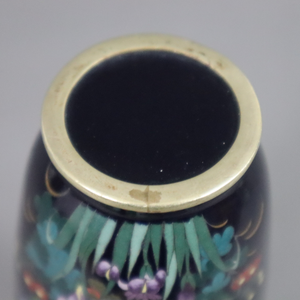 Kleine Cloisonné-Vase - Japan 19. Jh., Balusterform, Metallvase, dunkelblauer Fond, schauseitig fei - Image 6 of 6