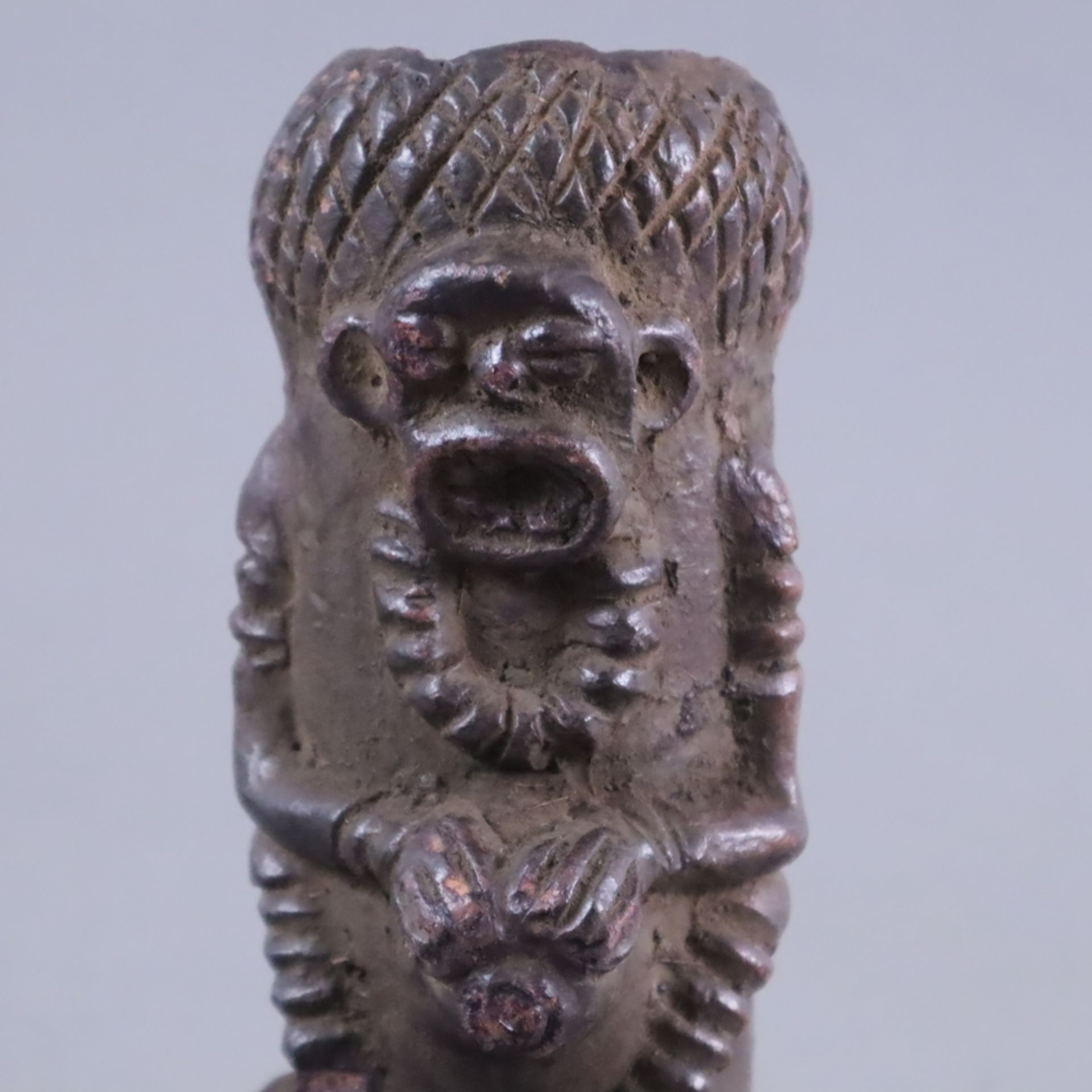 Figürlicher Pfeifenkopf - Bamoun, Kamerun, 20 Jh., Terrakotta, braunroter Scherben, dunkelbraun ges - Bild 2 aus 6