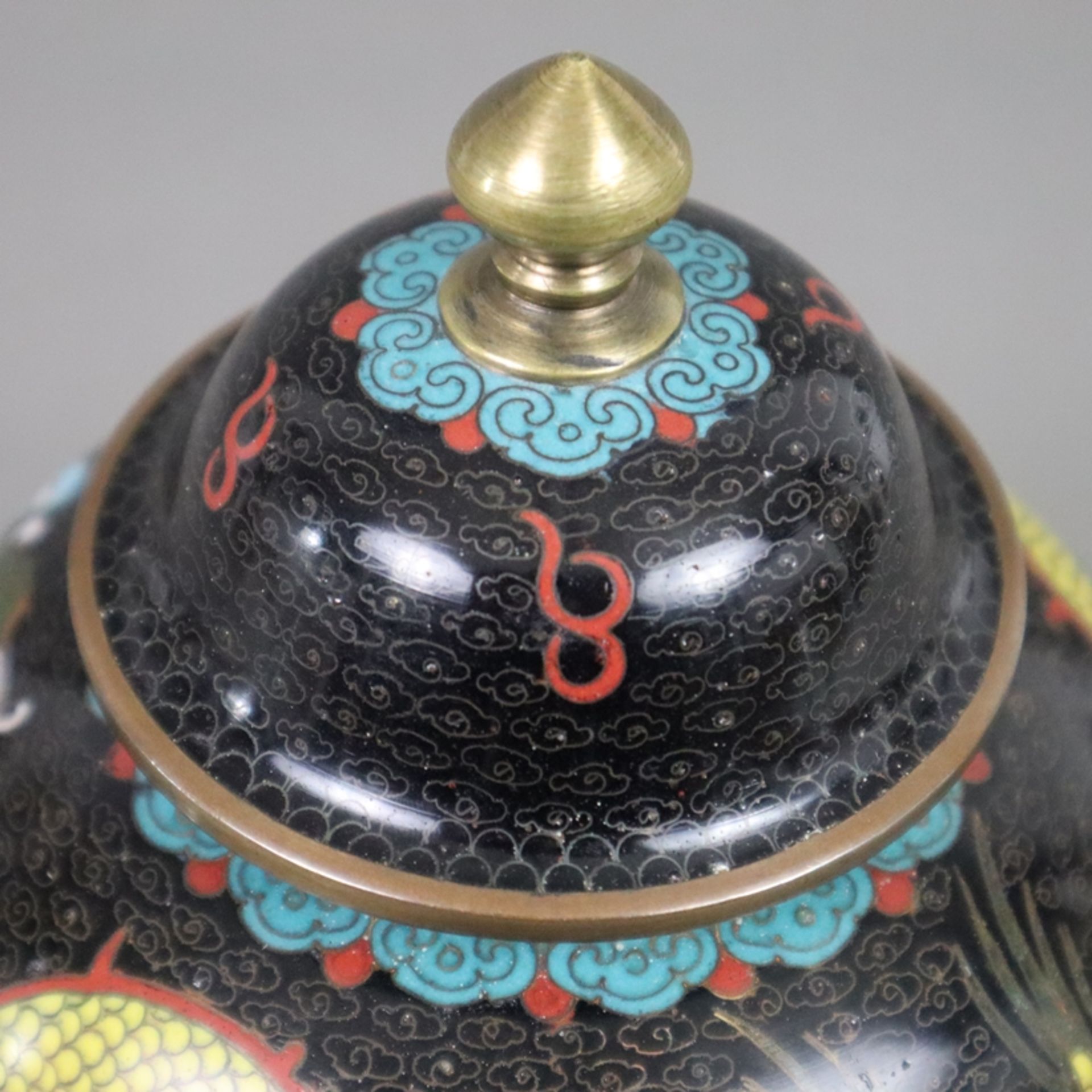 Cloisonné-Deckelvase mit Drachendekor - China, 20. Jh., Bronzelegierung, polychromes Email-Cloisonn - Bild 5 aus 7