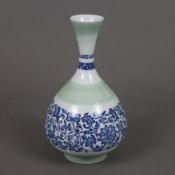 Flaschenvase - China, vom Typ „Yuhuchun“, zierliche blau-weiße Porzellanvase mit birnenförmigem Kör