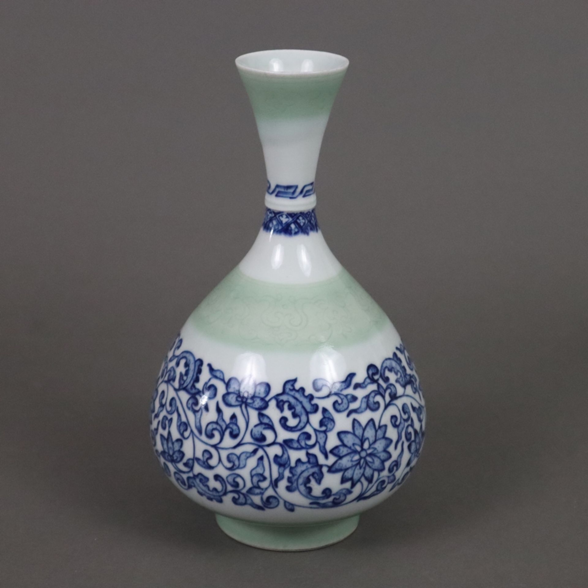 Flaschenvase - China, vom Typ „Yuhuchun“, zierliche blau-weiße Porzellanvase mit birnenförmigem Kör