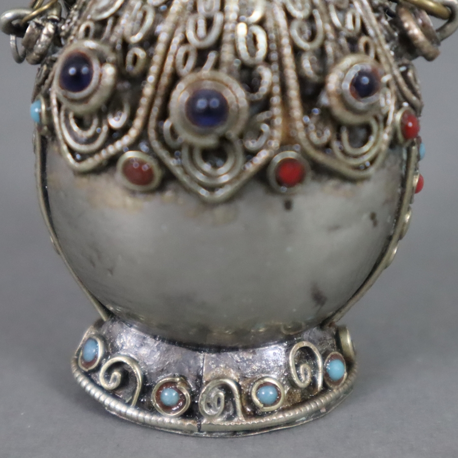 Snuffbottle - niedrig legiertes Silber bzw. versilbert, Wandung mit aufgelegten Ornamenten und mit - Image 3 of 6