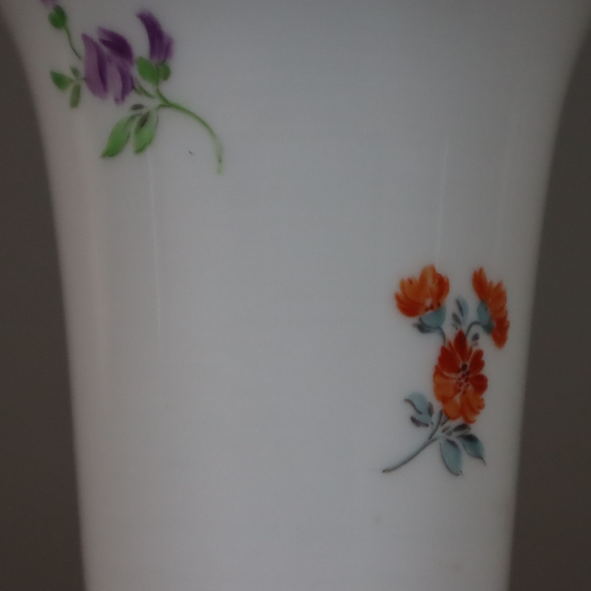 Miniaturvase - Meissen, 20.Jh., polychromer Blumendekor, Porzellan, polychrome Bemalung mit Blumena - Bild 4 aus 6