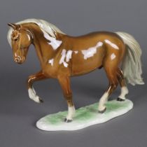 "Trabendes Pferd" - Goebel, Entwurf von G. Bochmann (1977), Keramik, polychrom bemalt, auf Grasplin