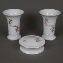 Paar Vasen und Deckeldose - Höchst, Porzellan, Blütendekor in Purpurrot mit Goldverzierungen, 2x Tr