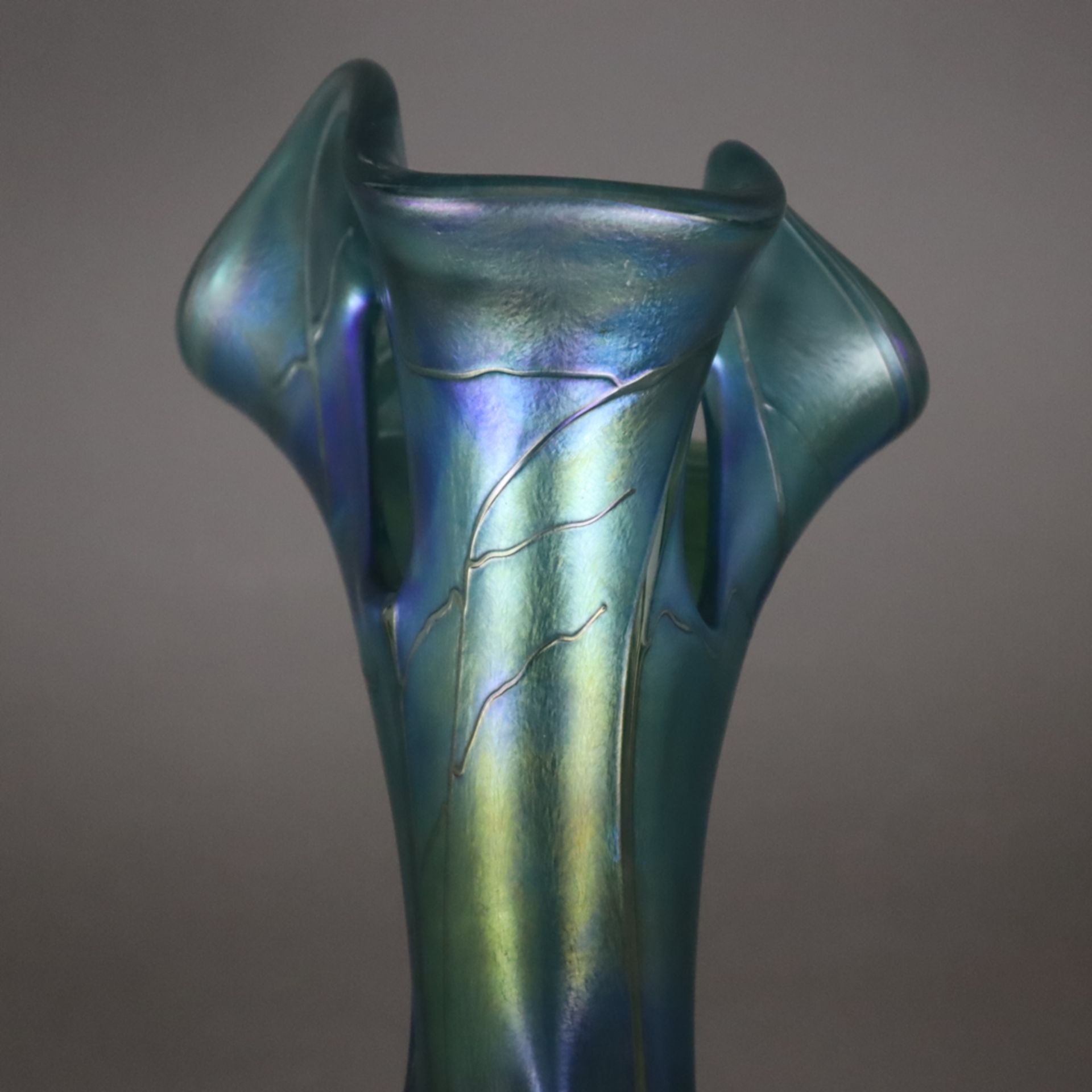 Jugendstil-Vase - Glas, teils irisierte Oberfläche, organische Form mit gewelltem, dreifach durchbr - Bild 3 aus 5