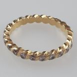 Filigraner Memory-Ring - Gelbgold 750/000, rundum mit 23 facettierten Kleindiamanten ausgefasst, 1