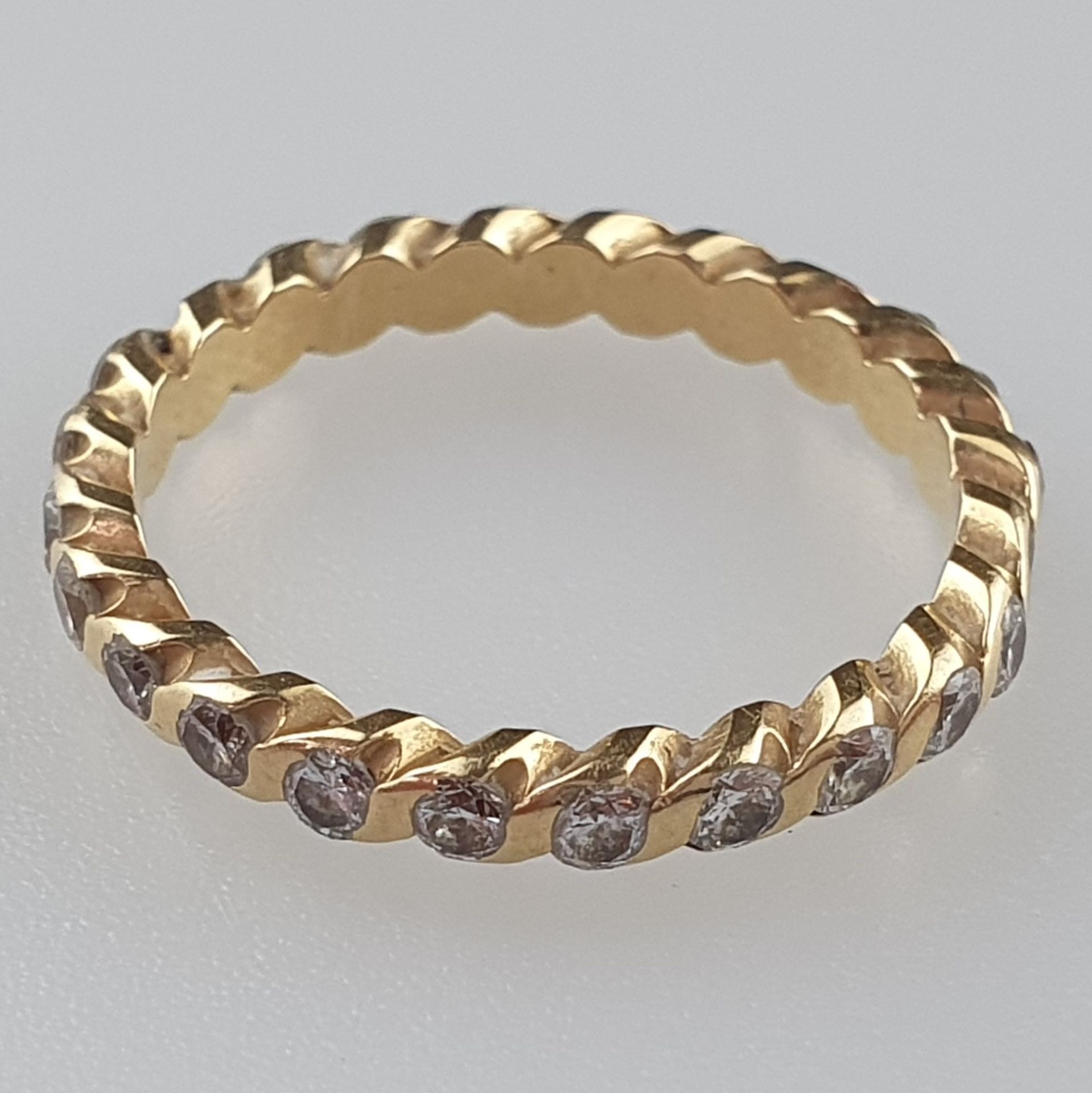 Filigraner Memory-Ring - Gelbgold 750/000, rundum mit 23 facettierten Kleindiamanten ausgefasst, 1 