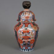 Imari Deckelvase - Japan, hochbauchige Balustervase mit leicht gerippter Wandung, schwerer Haubende