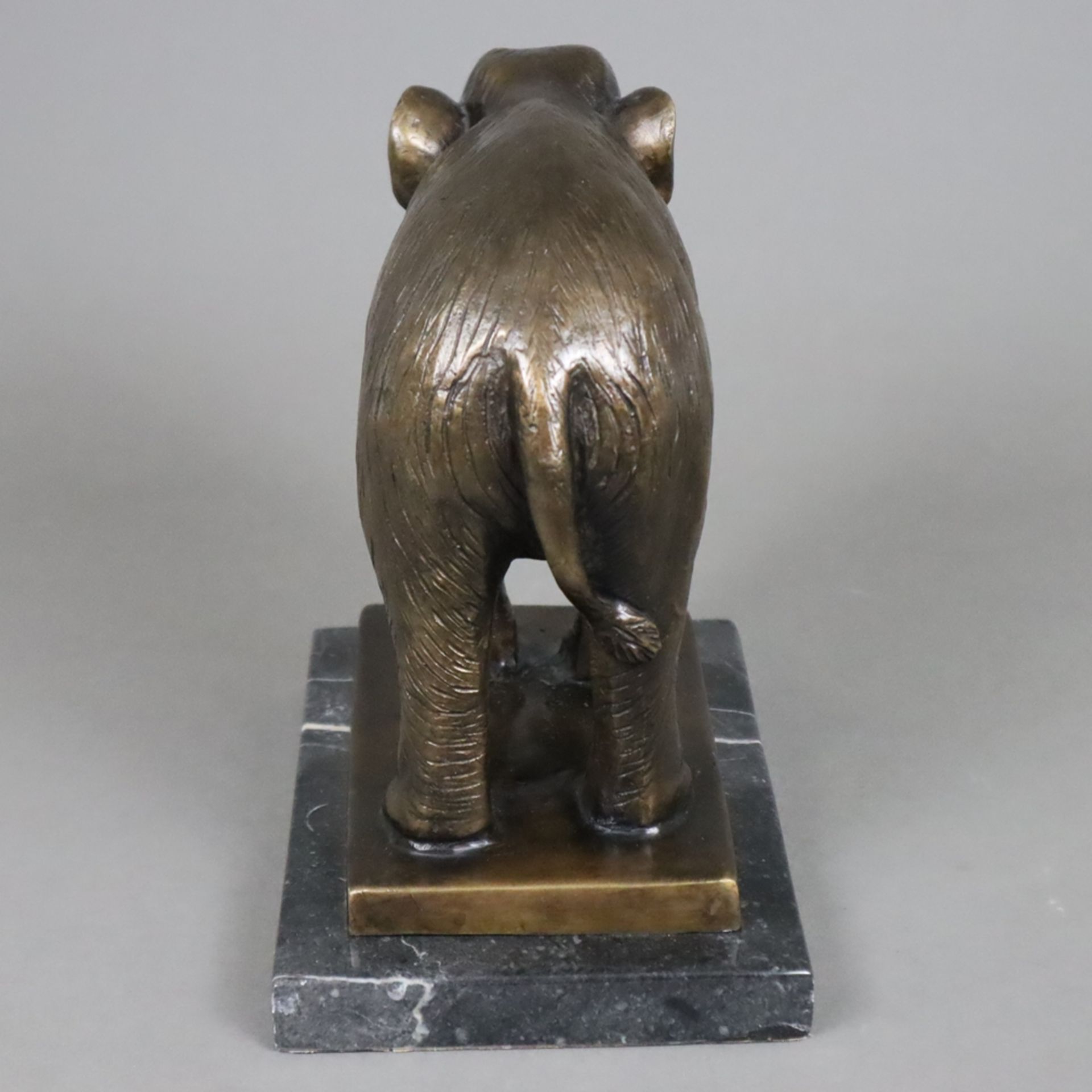 Tierfigur "Stehender Elefant" - Bronze, braun patiniert, naturalistische Darstellung auf rechteckig - Bild 4 aus 6