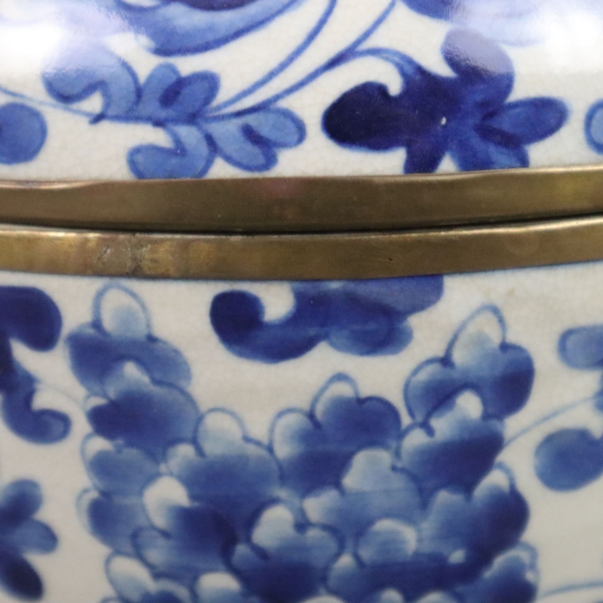 Blau-weiße Deckelschale in Granatapfelform - China, allseits Päoniendekor in Unterglasurblau, Glasu - Bild 4 aus 8