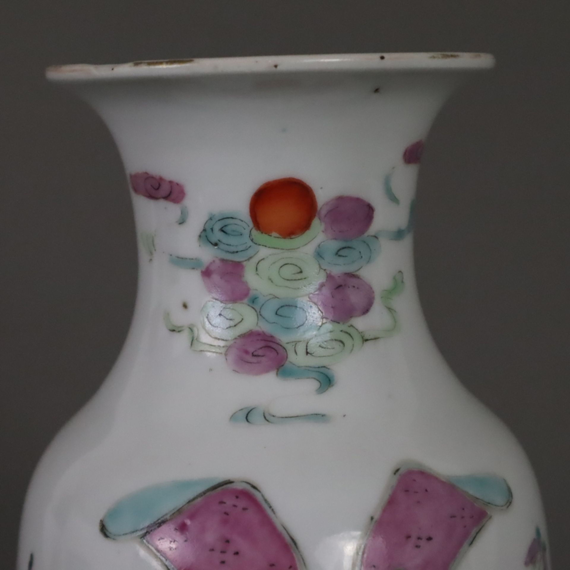 Balustervase - Porzellan, China, späte Qing-Dynastie, auf der leicht gebauchten Balusterwandung meh - Bild 3 aus 11